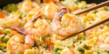 Arroz com camarão e abacaxi