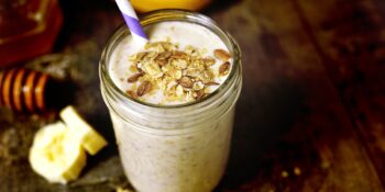 Vitamina de iogurte banana e cereal