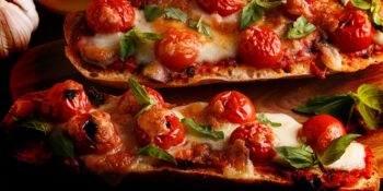 Baguete com queijo e tomate