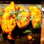 Batata doce assada com queijo