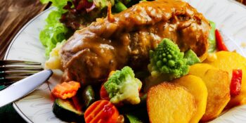 Bife rolê de porco e paio
