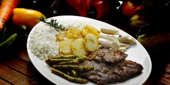 Bife de alcatra com aspargos