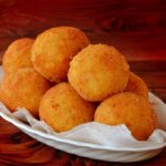 bolinho de batata recheado com queijo prato