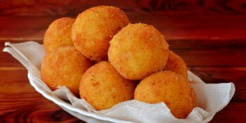 Bolinho de batata recheado com queijo prato