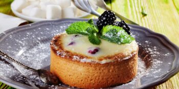 Bolo de baunilha e amora