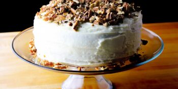 Bolo de chocolate com creme amanteigado