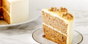 Bolo de nozes com creme amanteigado