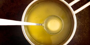 Caldo de frango com alho poró