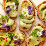 Receita de canapé com pasta de abacate: como fazer de forma simples