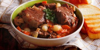 Carne cozida com cogumelos e cenoura
