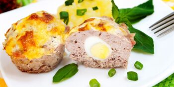 Muffin de carne moída com ovo de codorna