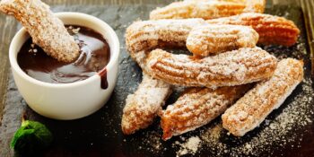 Churros com calda de chocolate