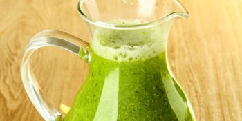 Suco detox de aipo, alface e pepino