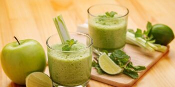 Suco detox de aipo, maçã e limão