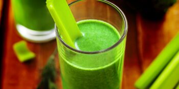 Suco detox de aipo e brócolis
