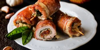 Enrolado de porco com queijo, espinafre e tomate
