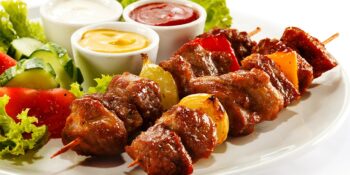 Espeto de carne com pimentão e cebola