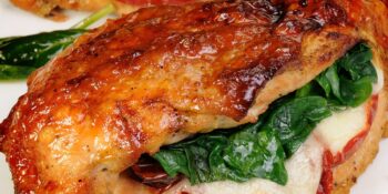 Filé de peito de frango assado recheado