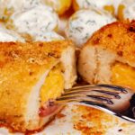 Filé de peito à milanesa recheado tudo gostoso