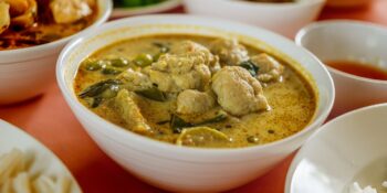 Filé de peito ao curry com vagem
