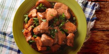 Frango ensopado com ervas