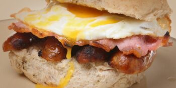 Hambúrguer de linguiça, bacon e ovo