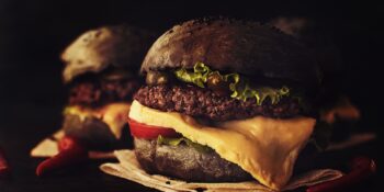 Hambúrguer no pão negro