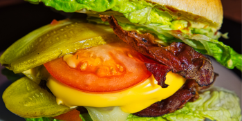 Hambúrguer de ovo mexido e bacon
