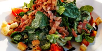 Salada de manjericão, tomate e bacon