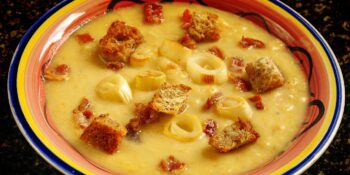 Sopa de alho poró, batata e creme de leite