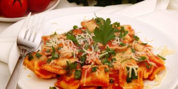 Ravioli com molho de tomate e coentro