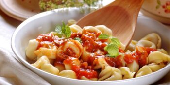 Tortellini ao molho de tomate e manjericão