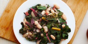 Salada detox de folha de beterraba, pinhão e castanha de  caju