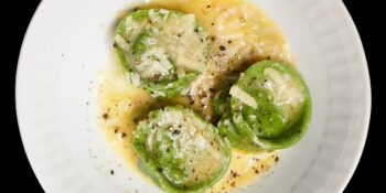Ravioli verde ao molho branco com pimenta-do-reino fresca