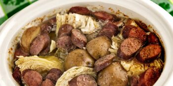Cozido de repolho, bacon, carne e batata