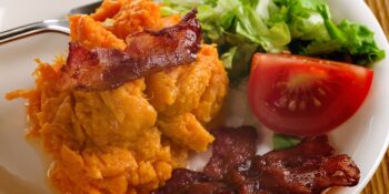 Purê de abóbora com bacon e salada