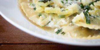 Ravioli ao molho branco com manjericão