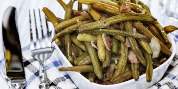 Vagem ensopada com cebola e bacon
