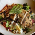 Receita de frango grelhado com salada mega fácil e suculento