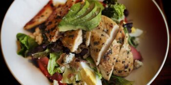 frango grelhado com salada