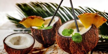 Bebida de abacaxi e água de coco