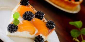 Cheesecake com pêssego e amora