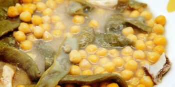 Sopa de grão-de-bico, vagem e espinafre