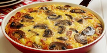Omelete com cogumelos e queijo