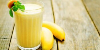 Vitamina de banana, hortelã e damasco