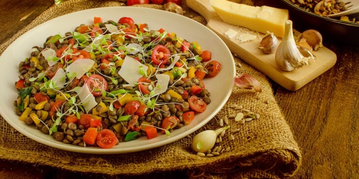 salada de lentilha com tomate e pimentão