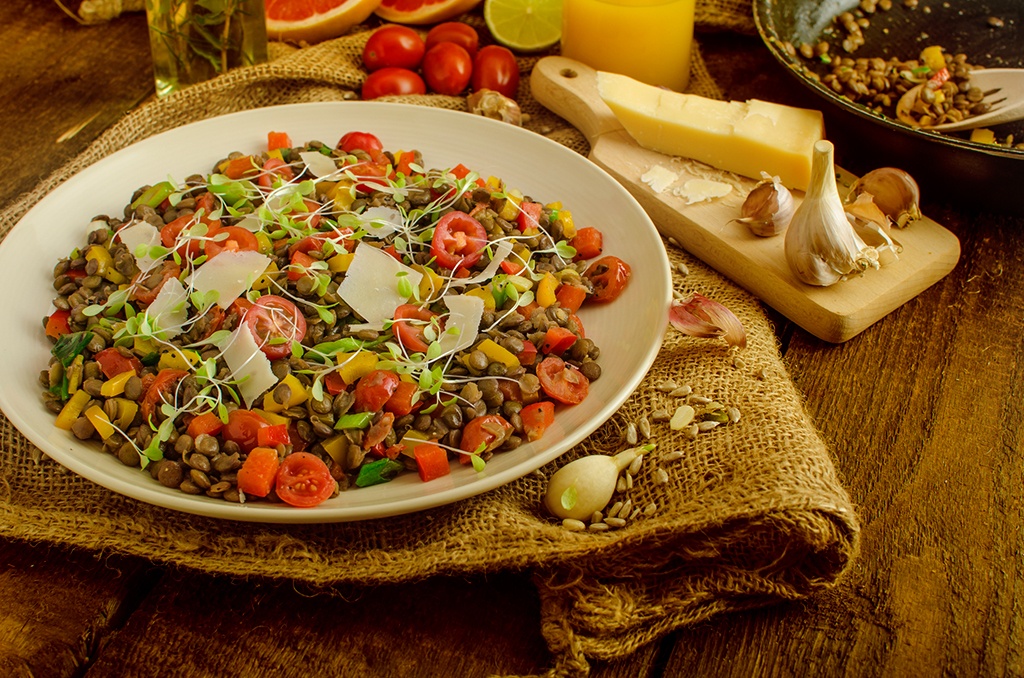 salada de lentilha com tomate e pimentão