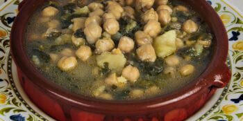 Sopa de grão-de-bico e espinafre
