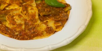 Ravióli ao molho de tomate condimentado