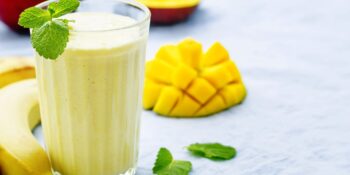 Vitamina de manga, banana e hortelã